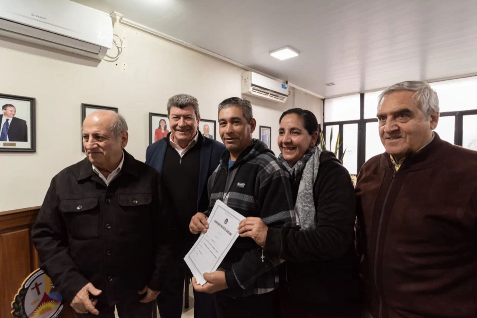 Más familias de Santa Elena contarán con las escrituras de sus viviendas sociales