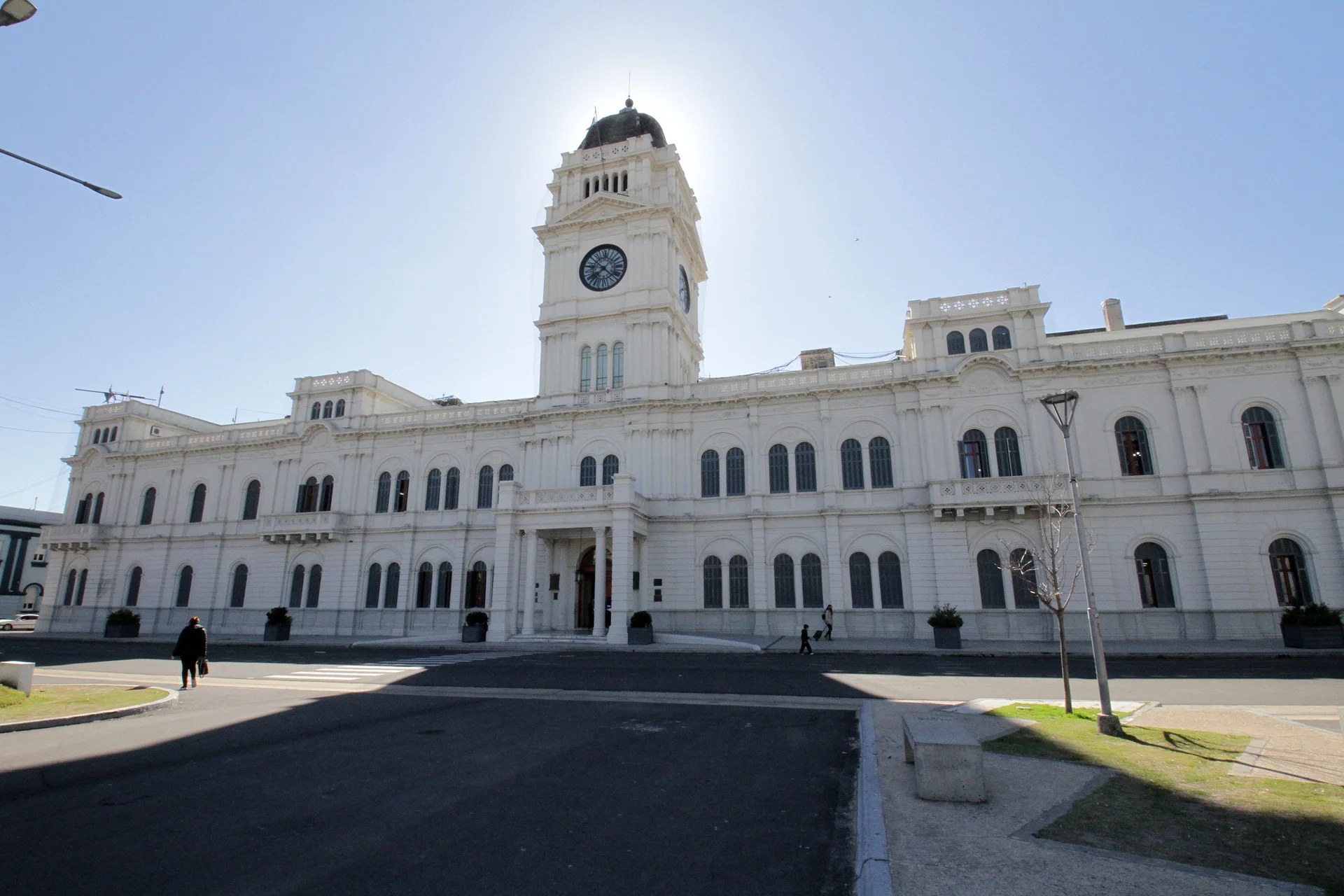 La provincia cerró la paritaria estatal con un aumento remunerativo y liquidará por decreto a los docentes