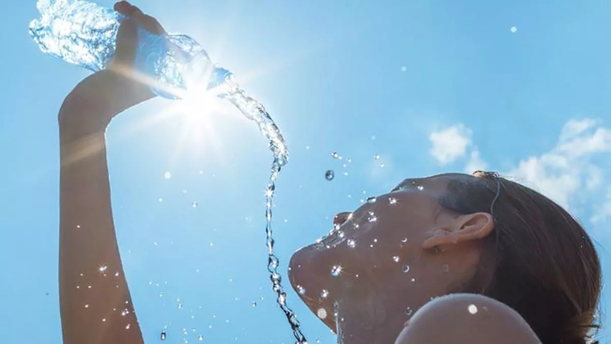 mujer-calor-bebe-agua.jpg