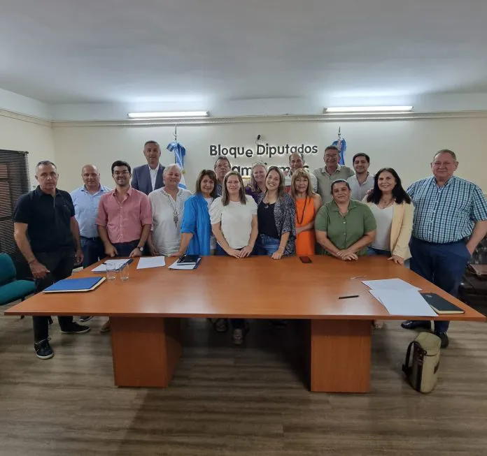 405269087_877692424077931_7966823396839233211_n-696x653