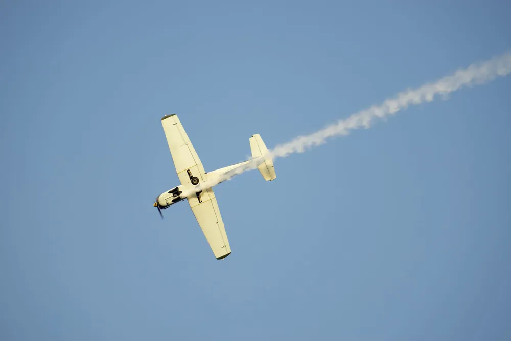 tiro-angulo-avion-blanco-volando-cielo-scaled