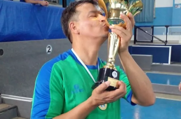 ramirez_besando_copa_campeon_argentino_2021