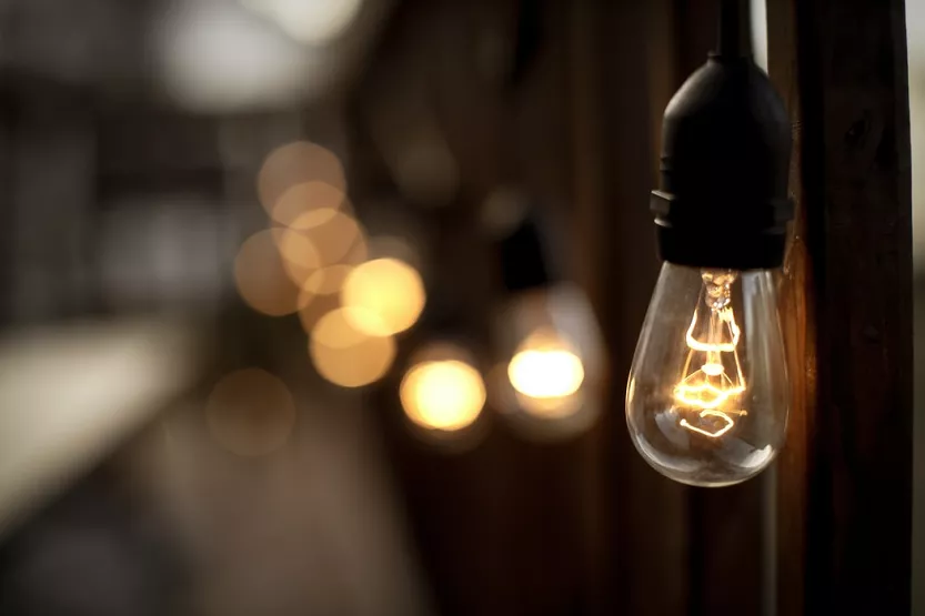 Luz-bombillas-electricidad-Alexander-Jawfox-Unsplash